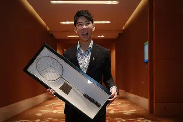 PEMENANG ANUGERAH SUKAN S'PURA: Loh Kean Yew menerima anugerah Olahragawan Terbaik 2021 anjuran Majlis Olimpik Kebangsaan Singapura (SNOC) dan Sport Singapore (SportSG) dengan sokongan Tote Board. Beliau juga telah menjadi warga S'pura pertama mendapat pencalonan bagi anugerah pemain lelaki terbaik Persekutuan Badminton Sedunia (BWF). - Foto BH oleh GAVIN FOO