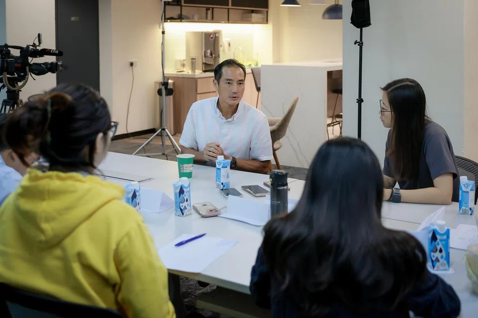 Pengerusi unit maklum balas pemerintah Reach, Encik Tan Kiat How, yang juga Menteri Negara Kanan (Penerangan dan Pembangunan Digital merangkap Pembangunan Negara) (kiri) semasa sesi wawancara dengan media di Kementerian Penerangan dan Pembangunan Digital (MDDI) pada 20 Mac.