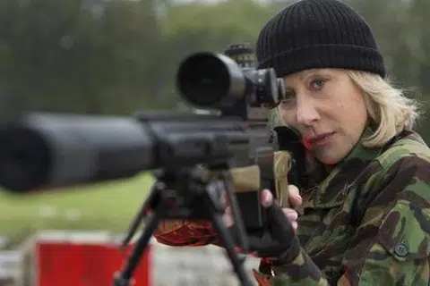 PELBAGAI WATAK: Dalam filem Red 2 ini, Helen Mirren menampilkan watak sebagai seorang wanita yang berani. - Foto SHAW BROTHERS