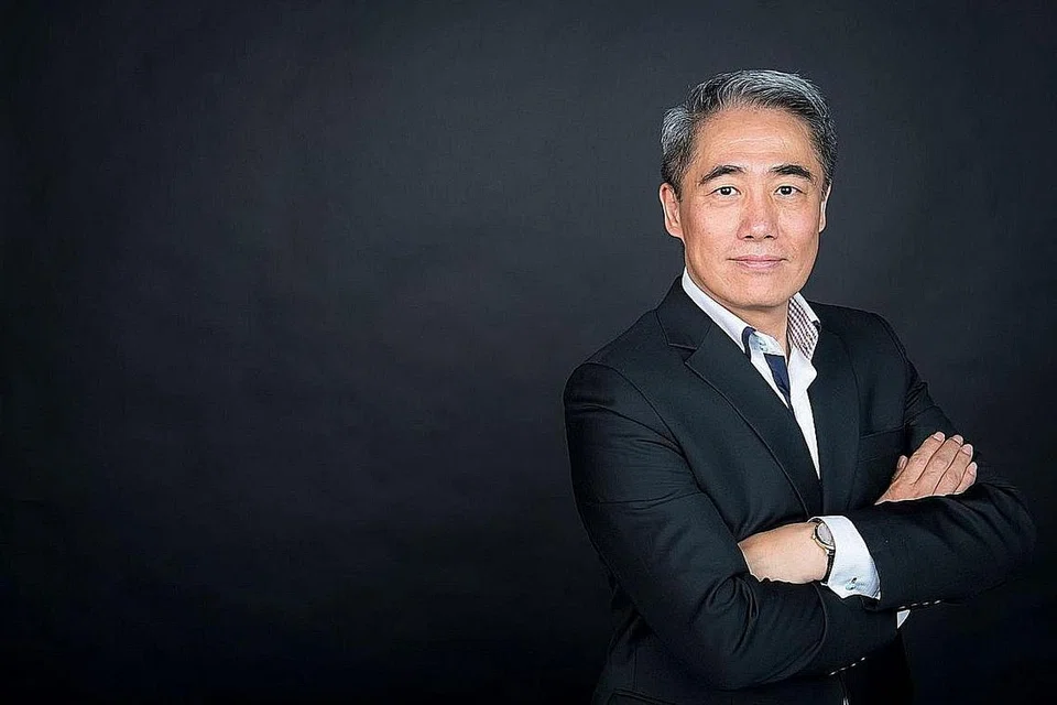 TEKNOLOGI CANGGIH: Dr Shi mencipta teknologi semasa menjadi pensyarah NTU dan membentuk firma yang kini disenaraikan di SGX. - Foto NANOFILM TECHNOLOGIES INTERNATIONAL LIMITED