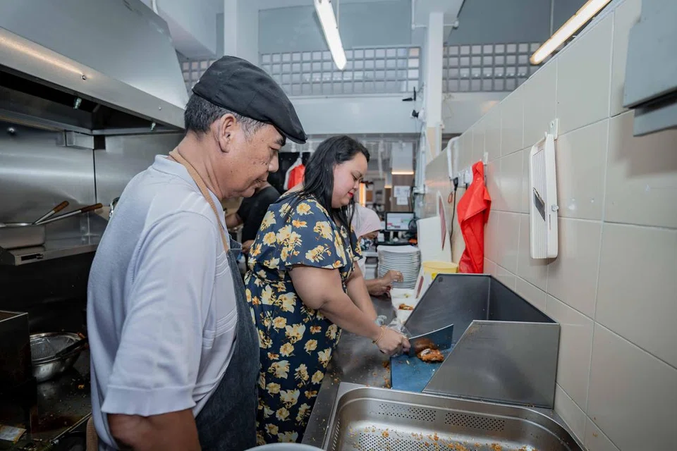 Kededua Encik Zainnudin dan Cik Nur’Ain tetap meluangkan masa ‘turun padang’ di salah satu gerai mereka untuk membantu kakitangan memasak nasi dan menggoreng ayam.