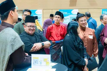 Penulis berpendapat, gaya kepimpinan Dr Faishal (tengah, berbaju merah) yang rajin turun ke akar umbi untuk mendengar rintihan masyarakat dan cuba membantu adalah satu peluang untuk membangunkan masyarakat bersama, dan pendirian beliau untuk tidak menyatakan slogan-slogan besar satu permulaan yang baik. 