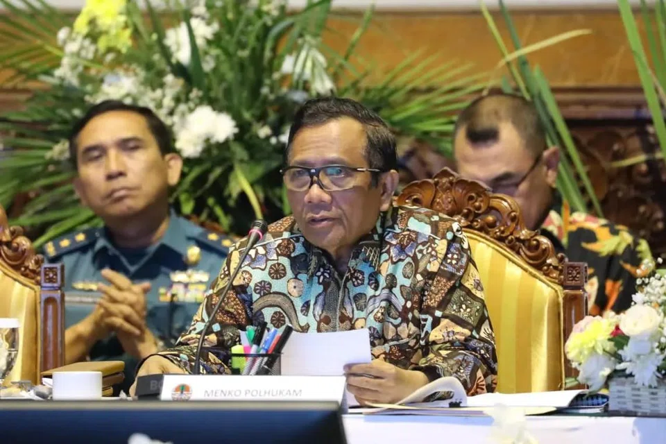 BERI PENJELASAN: Menteri Koordinasi Politik, Undang-Undang dan Keselamatan, Encik Mahfud MD ketika membentangkan laporan kebakaran hutan dan tompok panas di mesyuarat antara kementerian untuk meredakan kebakaran hutan pada Isnin di Kementerian Lingkungan Hidup dan Kehutanan (KLHK), Jakarta. 