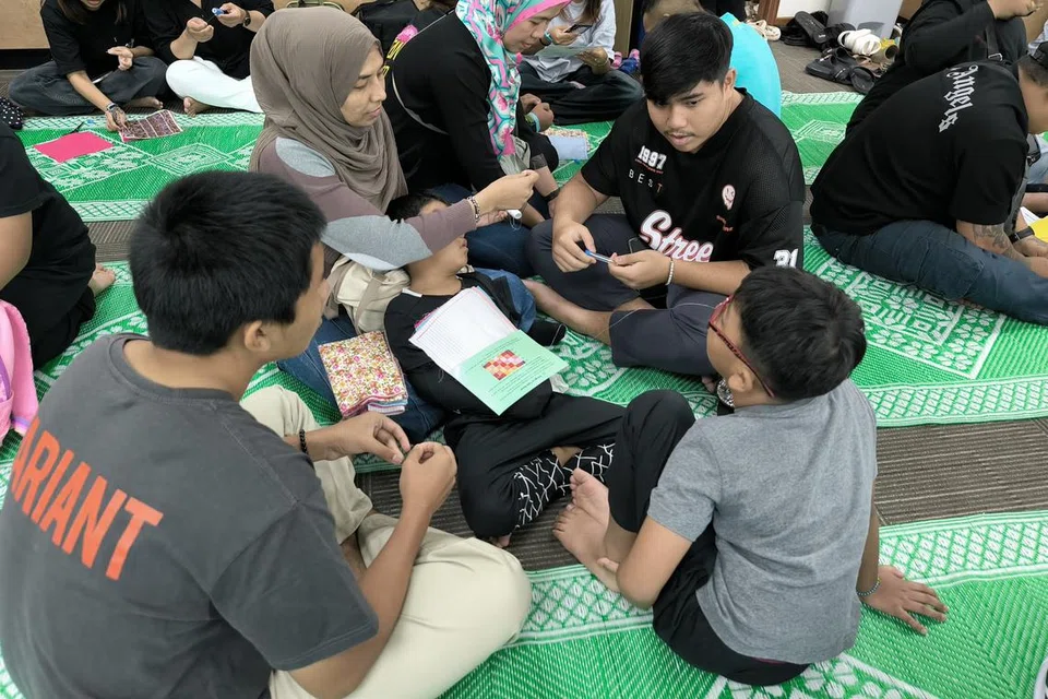 Keluarga di bawah Skim Keluarga Angkat dan Belia (AFYS) menghadiri kegiatan yang dianjurkan oleh AMP untuk mengeratkan ikatan mereka sebagai sebuah keluarga yang mantap. 