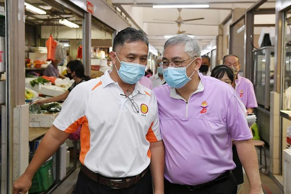 Setiausaha Agung Parti Progresif Demokratik, Mohamad Hamim Aliyas, (kiri) bersama Setiausaha Agung Parti Kuasa Rakyat, Goh Meng Seng, semasa mengunjungi Pasar dan Pusat Makanan MacPherson pada Sabtu. 