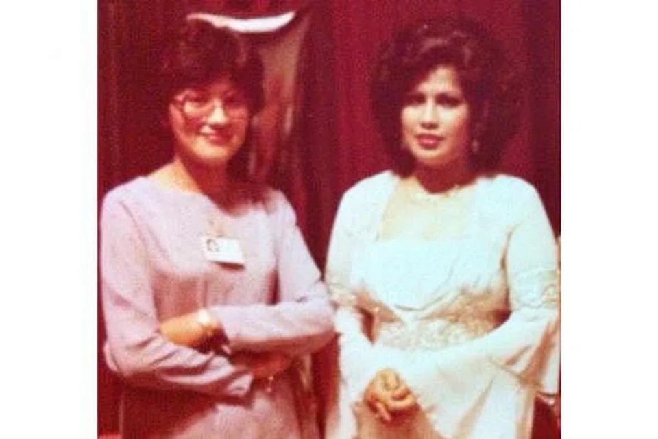 ZAMAN KEGEMILANGAN: Sharifah Noor Idrus (kiri) bersama biduanita, Allahyarhamha Sharifah Aini. 