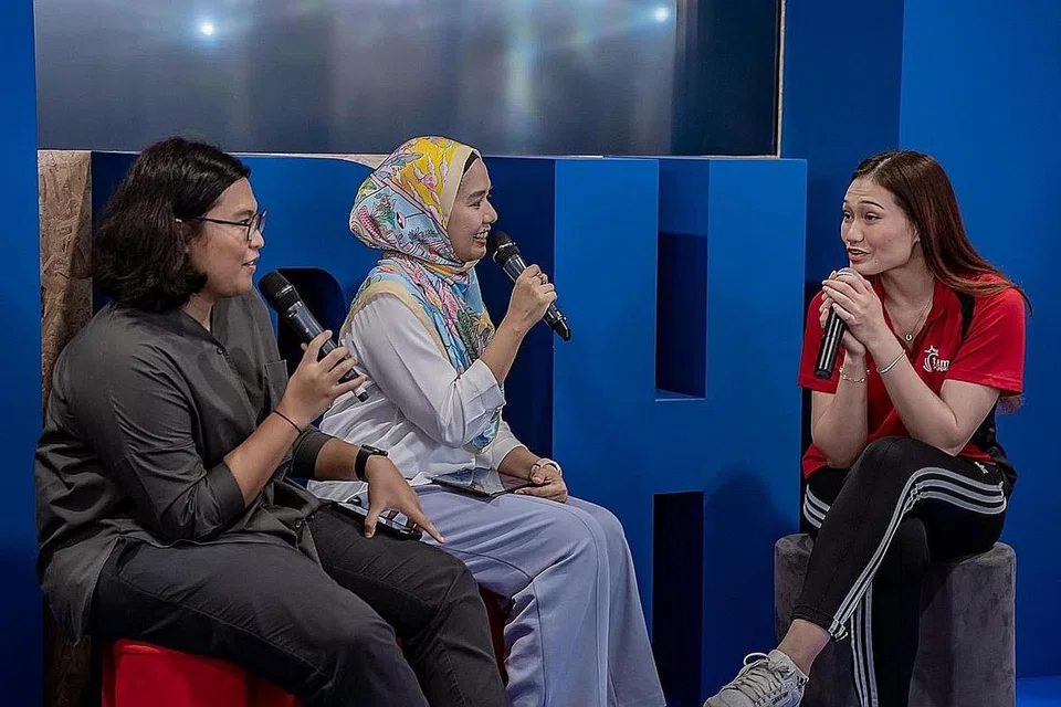 PELUANG BERTEMU JUARA DUNIA PENCAK SILAT: Para pengunjung bazar bertemu dengan Nurul Suhaila Mohd Saiful yang juga pemenang pingat emas di Sukan SEA 2022 dalam acara podcast '#NoTapis Extra Time', yang dirakam secara langsung. Ia turut menampilkan wartawan Cik Zulaiqah Abdul Rahim (kiri) dan Editor Podcast, Cik Shahida Sarhid (dua dari kiri). Foto-foto BH oleh NUR DIYANA TAHA