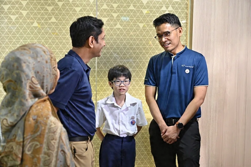 Mayor CDC South East, Encik Dinesh Vasu Dash (dua dari kiri), yang juga merupakan Menteri Negara (Tenaga Manusia merangkap Kebudayaan, Masyarakat dan Belia) sedang berbicara dengan salah seorang ‘Friends’ atau sukarelawan, Encik Muhammad Nurizam Ramlan, 38 tahun, (kanan) yang akan berkhidmat kepada penduduk melalui insiatif ‘Friends of South East’.