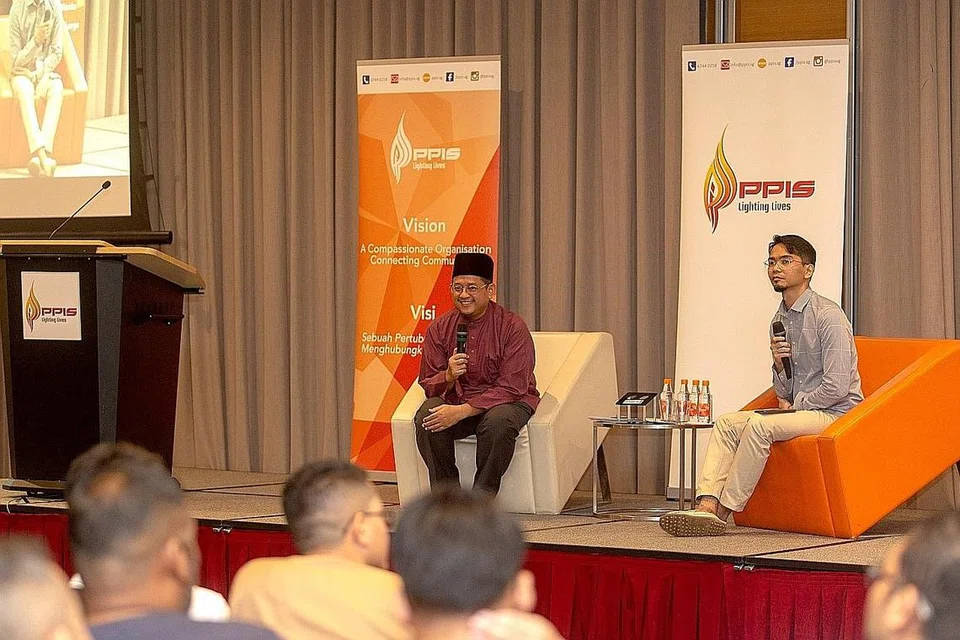DAPAT SAMBUTAN: Dr Mohamed Fatris Bakaram (kiri) bersama moderator acara, Encik Mohammad Naseef Khamis, berbincang bersama para peserta dalam sesi soal jawab Bicara Mufti.- Foto BH oleh IQBAL FAIZAL