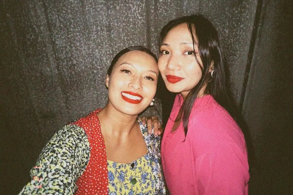 Pelakon Malaysia, Nadia Aqilah Bajuri (kanan), bersama pelakon, Nabila Huda Suhaimi (kiri) semasa acara ‘Malaysia Fest 2024’ di Singapore Expo. 