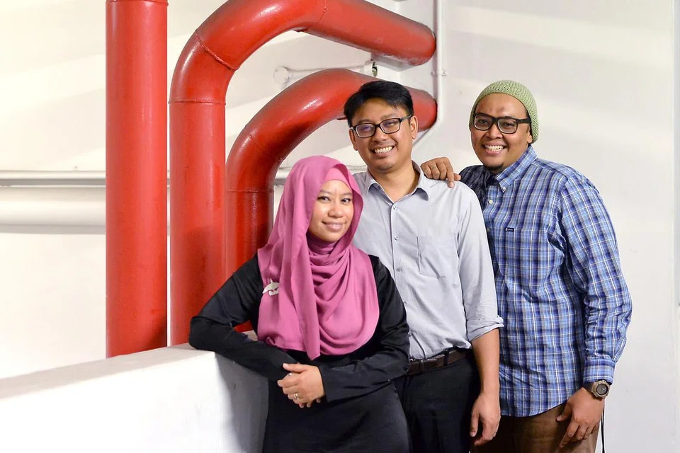 SATU HATI SUMBANG BAKTI: Dua anggota Bhumiband, Muhammad Adha Ahmad (kanan) dan Zulkifli Shualman (tengah), menjana projek Bulan Bahasa bersama yang menggalak pelajar menghasilkan lirik. Projek Simfoni Seni V 2016 itu dikendalikan bersama Cik Sarifah Azlin Syed Mohammad dari MAEC Jurong Green. - Foto IMAN ALIF