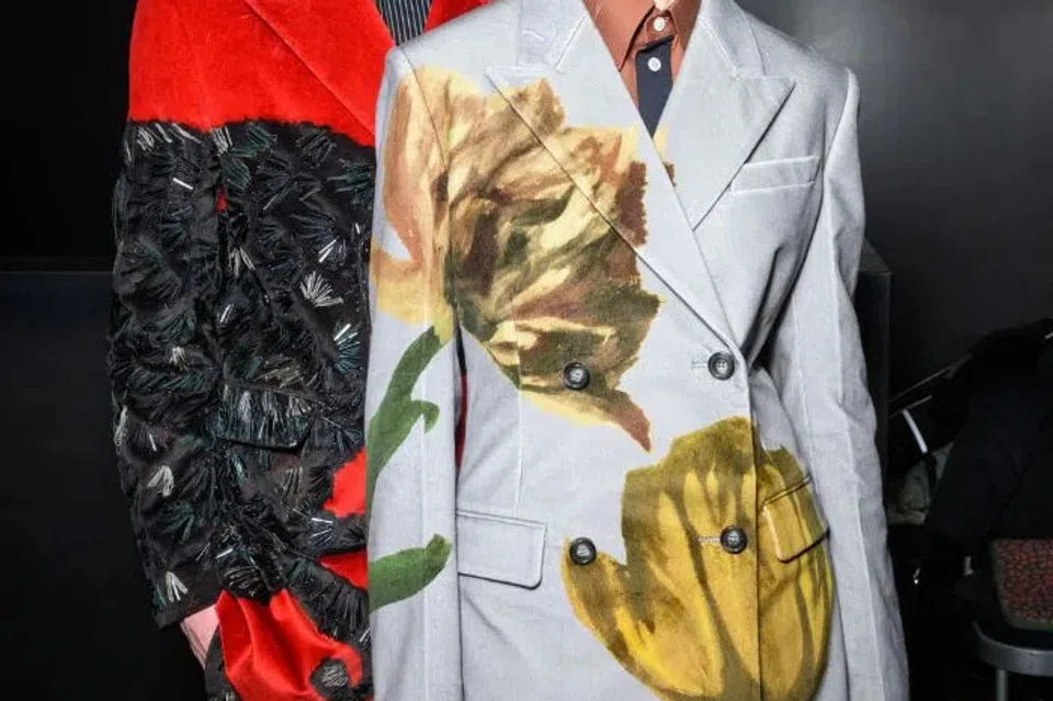 Padanan blazer dan skirt bercorak bunga daripada jenama fesyen mewah Marni menyerlahkan penampilan rapi dan penuh keyakinan.