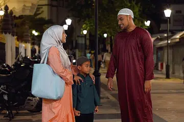 KISAH NIAGA DAN CINTA: Elfaeza Ul Haq (kiri) dan Asraf Amin (kanan) antara pelakon utama telemovie Tempahan Eid, yang berkisar tentang perniagaan tempahan pakaian Melayu dan kisah cinta. - Foto MEDIACORP SURIA