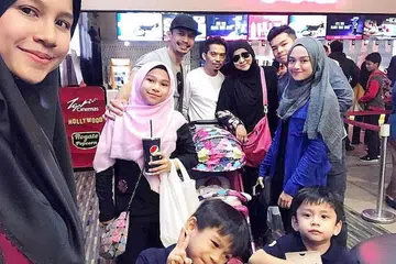 KELUARGA BESAR: Abby Abadi (berkaca mata hitam) dan suaminya, Muhammad Faizal Zakaria (berbaju putih), mesra bersama bekas suami Abby, Norman Hakim (bertopi) dan isterinya, Memey Suhaiza (kiri). Bersama mereka ialah anak daripada kedua-dua keluarga. - Foto INSTAGRAM NORMAN HAKIM