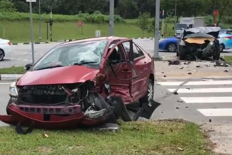 ROSAK AGAK TERUK: Gambar diambil daripada video menunjukkan kerosakan yang menimpa dua kereta yang terlibat dalam kemalangan di Mandai Road semasa cuti umum Good Friday. - FOTO TANGKAP LAYAR YOUTUBE