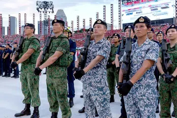 DEMI NEGARA: Cik Juliana (barisan depan, kanan) ingin menjadi contoh yang baik buat pelajar supaya terus berkhidmat kepada negara. Beliau sebahagian daripada kontinjen 72 anggota SAFVC dalam Perbarisan Hari Kebangsaan (NDP) semalam. Cik Juliana menjalani latihan berkawad sejak April lalu. - Foto MINDEF