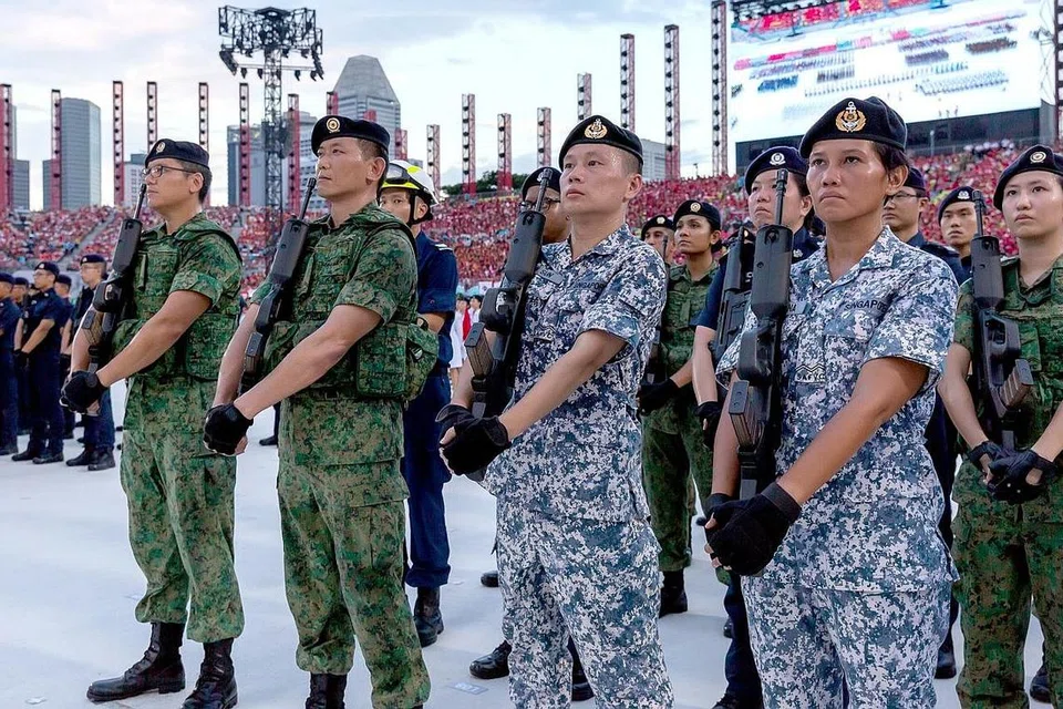 DEMI NEGARA: Cik Juliana (barisan depan, kanan) ingin menjadi contoh yang baik buat pelajar supaya terus berkhidmat kepada negara. Beliau sebahagian daripada kontinjen 72 anggota SAFVC dalam Perbarisan Hari Kebangsaan (NDP) semalam. Cik Juliana menjalani latihan berkawad sejak April lalu. - Foto MINDEF