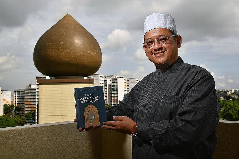 CONTOH BAHASA MELAYU CEMERLANG: Buku Saat Cakerawala Sujudoleh Ustaz Mohamed Fatris, yang diterbitkan oleh penulis sendiri pada April 2021 ialah saduran daripada Kuliah Tafsir Surah Yusuf yang beliau sampaikan antara April 2018 dengan September 2018, di Masjid Darul Makmur. - Foto-foto fail