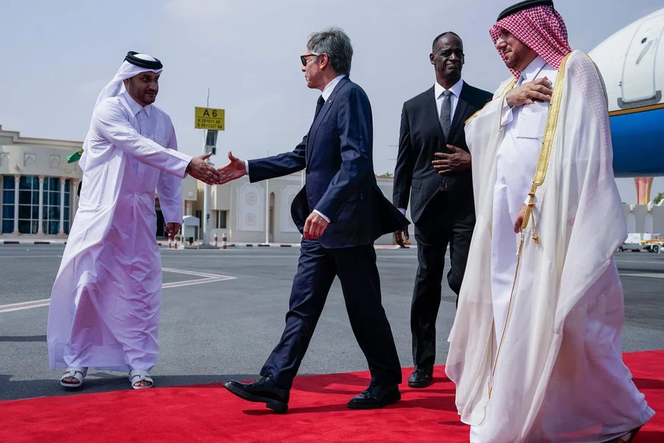 Setiausaha Negara Amerika Syarikat, Encik Antony Blinken (dua dari kiri), disambut oleh pegawai seiring kehadiran Duta Besar Amerika ke Qatar, Encik Timmy Davis (dua dari kanan), dan Ketua Protokol Kementerian Luar Negeri Qatar, Encik Ibrahim Fakhroo (kanan), setibanya di Doha pada 24 Oktober. Encik Blinken tiba di Qatar sebagai perantara utama Hamas dalam usaha mengakhiri perang Gaza susulan pembunuhan pemimpin kumpulan itu oleh Israel.