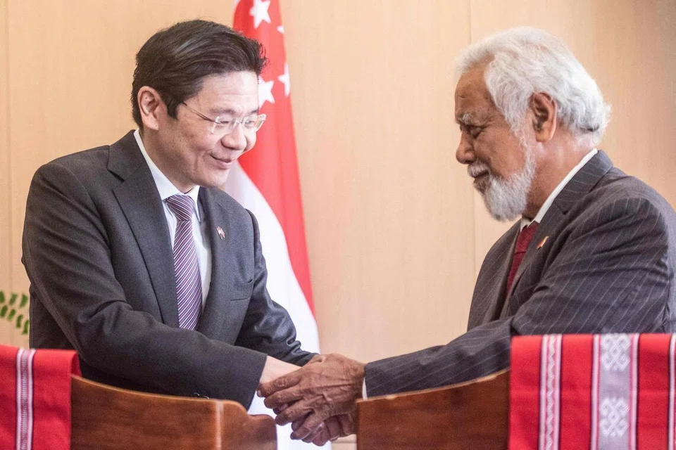 Perdana Menteri Lawrence Wong (kiri) dan Perdana Menteri Timor-Leste, Encik Xanana Gusmao, berjabat tangan semasa sidang akhbar di Istana Pemerintah di Dili, ibu kota Timor-Leste, pada 3 Julai. Encik Wong berada di Timor-Leste sempena lawatan rasmi dari 2 hingga 3 Julai.
