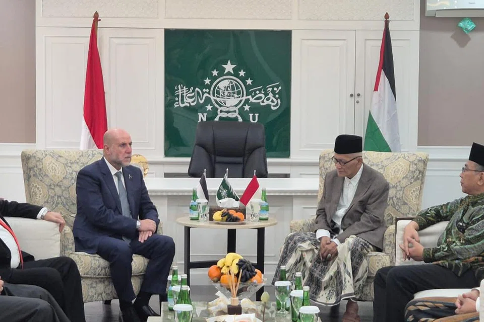 Pertemuan Menteri Kehakiman Penguasa Palestin yang juga Penasihat Presiden Palestin, Dr Mahmoud Al-Habbash (tiga dari kiri); dengan Pengurus Besar Nahdlatul Ulama (PBNU) Encik Rais Aam (empat dari kiri); dan Ketua Umum PBNU Encik Yahya Cholil Staquf (lima dari kiri) di Jakarta pada 8 Ogos.