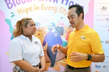 Menteri Negara Kanan (Tenaga Manusia merangkap Kemampanan dan Sekitaran), Dr Koh Poh Koon, berinteraksi dengan pejuang barah limfoma Hodgkin dan Pemimpin Penjagaan di Persatuan Pencegahan Barah 365 (365CPS), Cik Faridah Ahmad, semasa satu acara anjuran 365CPS di Our Tampines Hub pada 2 Mac. 
