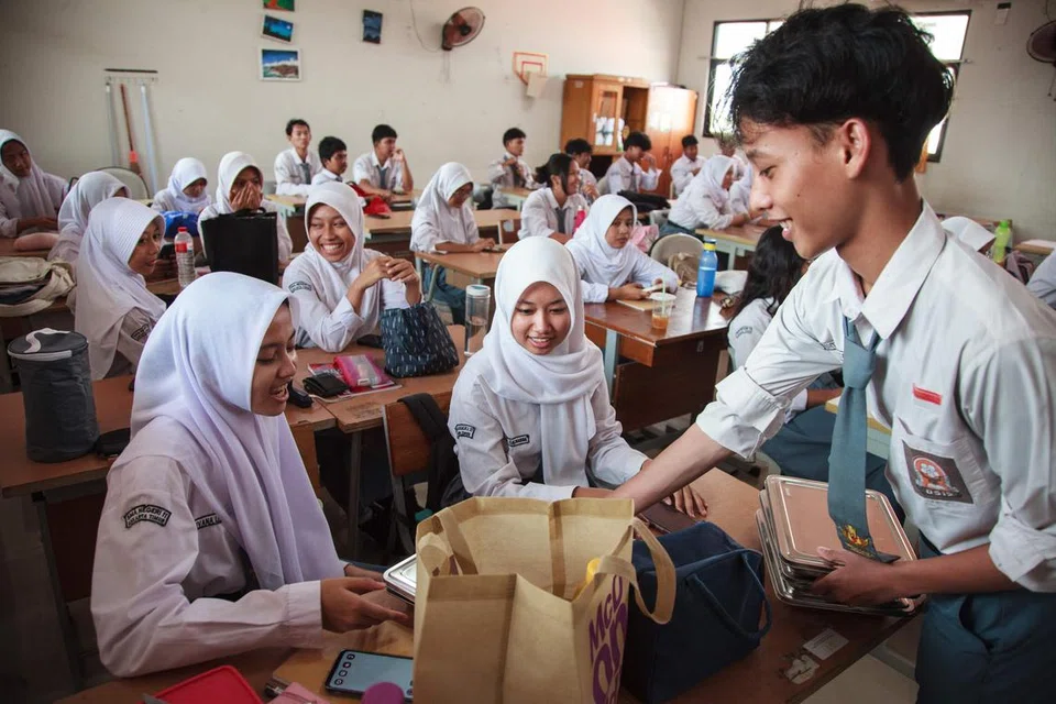 Pelajar di Sekolah Menengah Negeri 11 di Jakarta Timur menerima hidangan makan tengah hari sebagai sebahagian daripada program makanan percuma yang baru dilancarkan oleh pemerintah Indonesia pada 6 Januari 2025. 