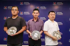 PAMER SEMANGAT AWAM: (Dari kiri) Encik Koh Ming Bin, Encik Tong Chee Fei dan Encik Ng Hoong Seong menerima Anugerah Semangat Awam dalam satu majlis di Divisyen Polis Bedok pada Isnin. 