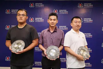 PAMER SEMANGAT AWAM: (Dari kiri) Encik Koh Ming Bin, Encik Tong Chee Fei dan Encik Ng Hoong Seong menerima Anugerah Semangat Awam dalam satu majlis di Divisyen Polis Bedok pada Isnin. 