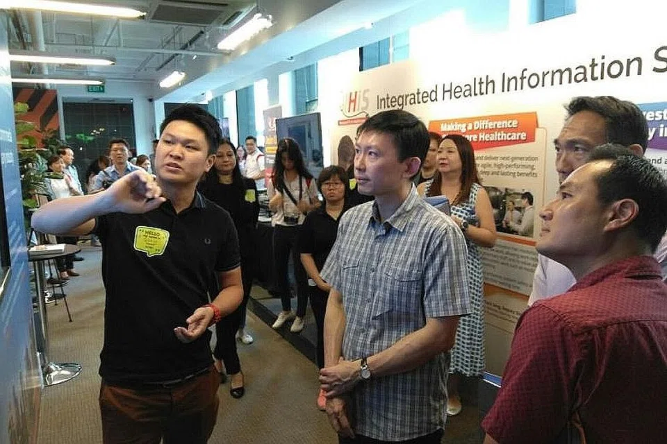 TINJAU BAHAN PAMERAN: Menteri Negara Kanan (Kesihatan merangkap Perhubungan dan Penerangan), Encik Chee Hong Tat (tengah berbaju kotak-kotak) meninjau bahan pameran semasa Hari Teknologi Kesihatan, di Makmal SMU semalam. - Foto BH oleh FELICIA CHOO