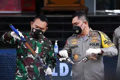 TUNJUK BUKTI: Pegawai keselamatan menunjukkan bukti senjata yang dikatakan kepunyaan anggota Front Pembela Islam (FPI) yang menyerang polis awal pagi kelmarin. - Foto REUTERS