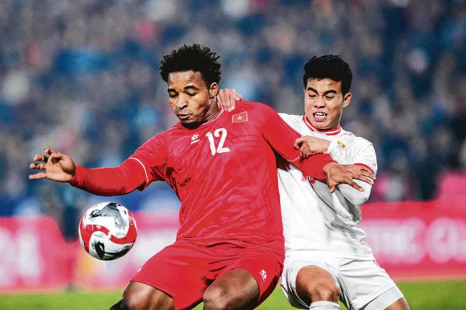 Bintang Vietnam, Nguyen Xuan Son (jersi merah), semasa beraksi dalam kejohanan edisi 2024. Beliau sekali lagi menjadi tonggak pasukan negaranya dalam usaha mempertahankan kejuaraan Piala Asean Hyundai kali ini.