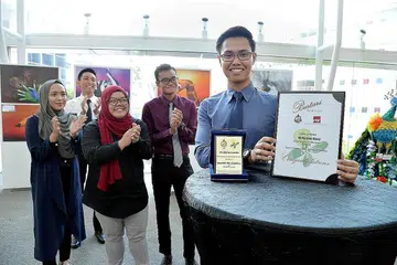 ANTARA YANG TERBAIK: Encik Izzuddin Zulkiflee (depan, berbaju biru) muncul sebagai pemenang Anugerah Pelajar Cemerlang Bestari 4PM tahun ini. Bersamanya ialah empat lagi pelajar cemerlang lain termasuk (belakang, kiri) Cik Nur Asyiqin Mohd Salleh, Encik Muhammad Haiquel Azman, Cik Nur Shafiqah Mohamed Malik (tudung merah) dan Encik Abdul Syukri Badis. - Foto M.O. SALLEH