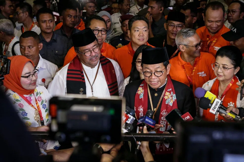 Calon Gabenor Jakarta, Encik Pramono Anung (depan dua dari kanan), dan calon Timbalan Gabenor, Encik Rano Karno (dua dari kiri) bercakap kepada media selepas menghadiri pengundian nombor calon Gabenor dan Timbalan Gabenor Jakarta di pejabat Suruhanjaya Pilihan Raya (KPU) Jakarta pada 23 September. 