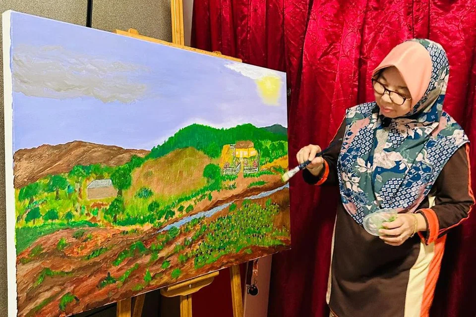 Melukis menjadi terapi yang menenangkan bagi Cik Foziah Yeon, sehingga karya lukisannya dipamerkan oleh Persatuan Barah Singapura (SCS)