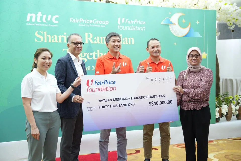 (Dari kiri) Pengurus Besar Yayasan FairPrice, Cik Jean Khong; Ketua Pegawai Eksekutif (CEO) Kumpulan FairPrice, Encik Vipul Chawla; Setiausaha Agung Kongres Kesatuan Sekerja Kebangsaan (NTUC), Encik Ng Chee Meng; Mayor Majlis Pembangunan Masyarakat (CDC) South East, Encik Mohd Fahmi Aliman menyampaikan sumbangan $40,000 kepada Ketua Pegawai Eksekutif (CEO) Mendaki, Cik Zuraidah Abdullah (kanan).