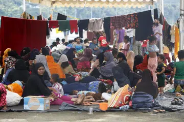 CARI TEMPAT BERLINDUNG: Pelarian Rohingya ditempatkan di pusat perlindungan sementara yang disediakan oleh pemerintah tempatan di Pulau Weh, Sabang, Indonesia, pada 6 Disember 2023. Hampir 1,000 pelarian Rohingya tiba di Aceh sejak awal November 2023 dalam beberapa gelombang pelayaran menuju ke Indonesia dan Malaysia.