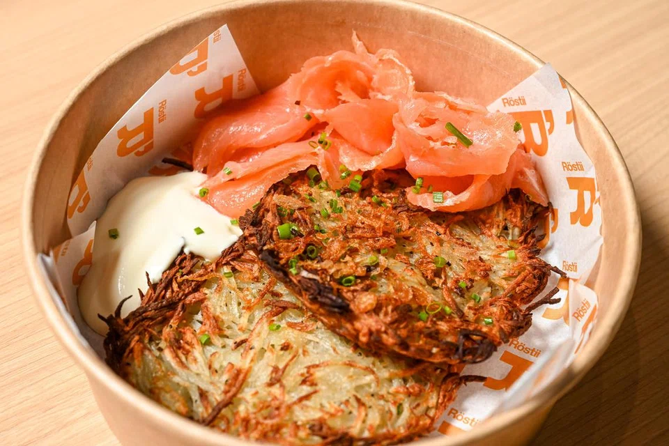 Smoked Salmon Rostii, por $ 12, es una opción Rosti clásica con dos crujientes piezas de Rosti afuera y suaves por dentro. 