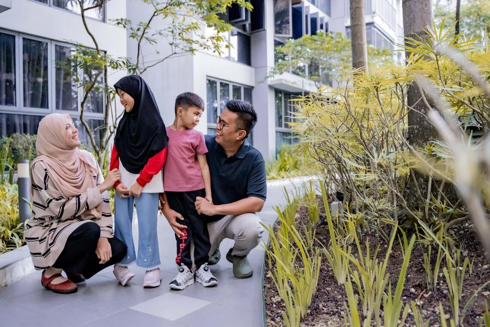 Cik Nurhasfalilah (kiri) dan Encik Remie (kanan) – yang bersama anak mereka Sarah dan Noah – akur terpaksa mengeluarkan perbelanjaan besar terutama apabila kedua-dua anaknya masih bayi dan harus dihantar ke pusat penjagaan bayi secara serentak.
