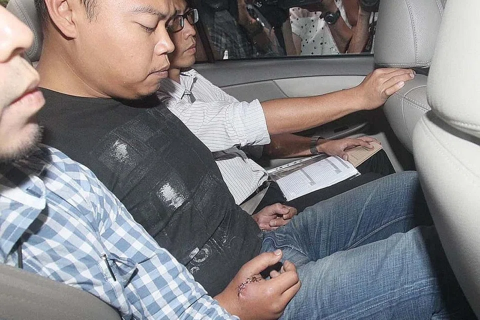 RAYUAN GAGAL: Iskandar (berbaju gelap) digiring pegawai polis pada 15 Julai 2013. - Foto fail
