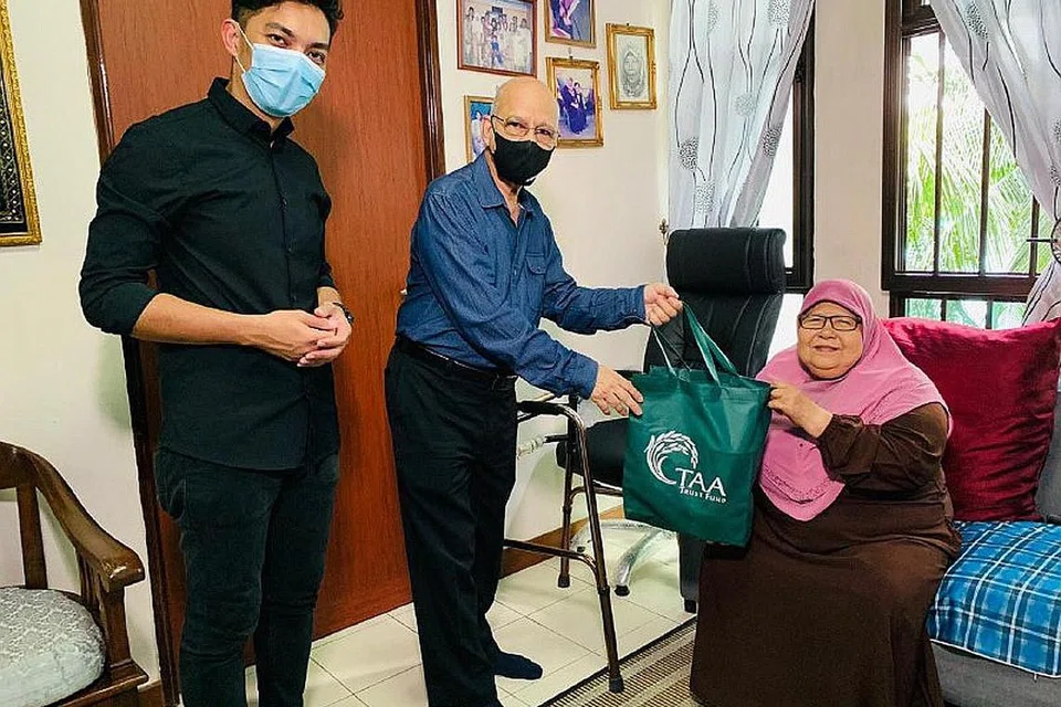 HULUR BANTUAN: Pengurus Dana Amanah TAA, Encik Didicazli Ismail (kiri) dan Pengurus Kanan TAA, Encik Mohd Yahya Zakaria menyampaikan bantuan TAA kepada Cik Mahhizon Koris. - Foto TAA