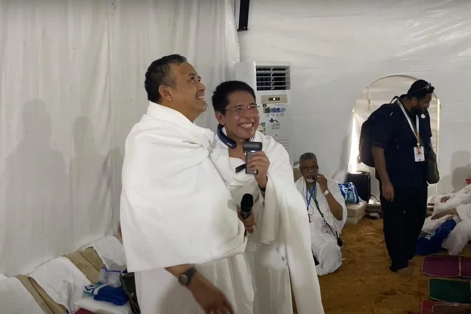 Ketua Delegasi Haji Singapura 2024, Dr Mohamad Maliki Osman (dua dari kiri) kelihatan mendinginkan seorang anggota jemaah dengan menggunakan kipas elektrik.