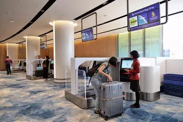 RASMI DIBUKA: Seorang penumpang yang daftar masuk awal di Jewel Changi Airport pada 17 April 2019.