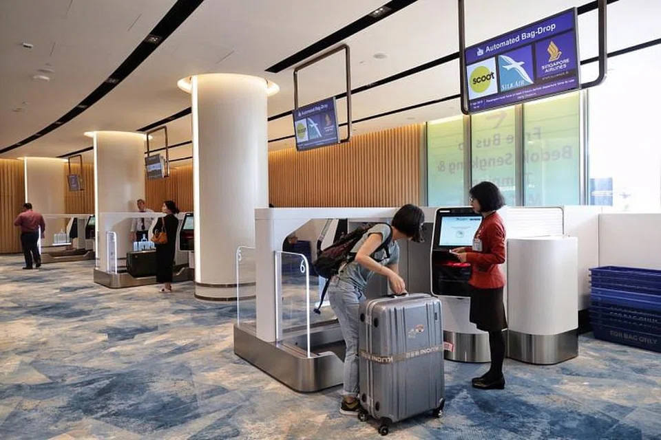 RASMI DIBUKA: Seorang penumpang yang daftar masuk awal di Jewel Changi Airport pada 17 April 2019.
