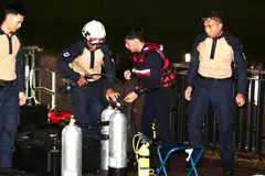 Pasukan penyelamat di Sungai Kallang pada 25 Februari