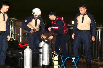 Pasukan penyelamat di Sungai Kallang pada 25 Februari