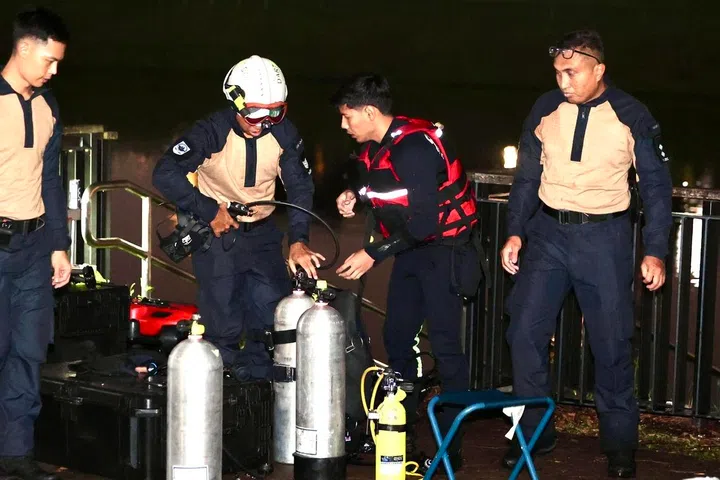 Pasukan penyelamat di Sungai Kallang pada 25 Februari