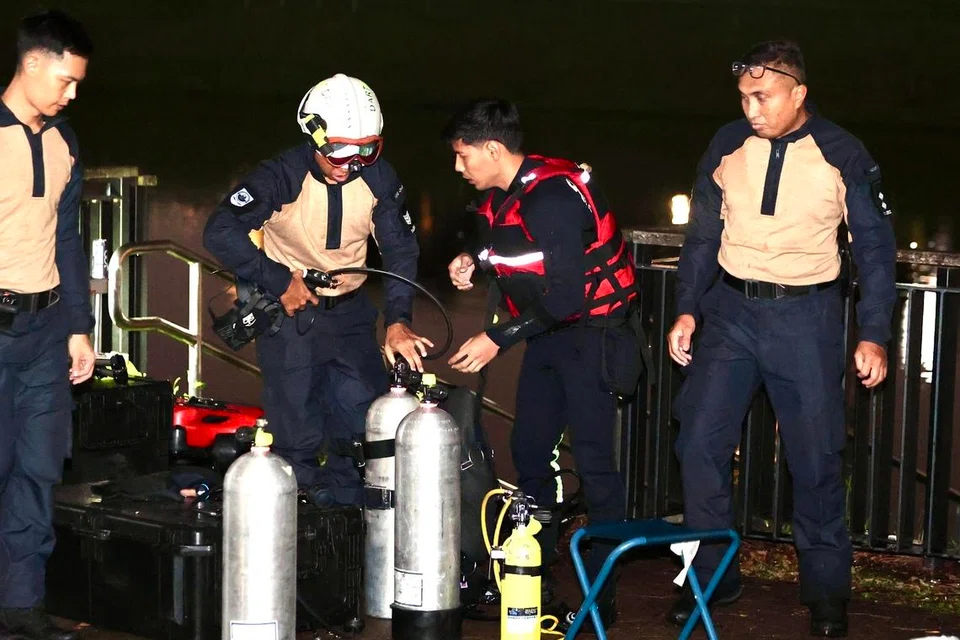 Pasukan penyelamat di Sungai Kallang pada 25 Februari