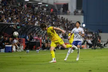Meskipun Lion City Sailors dibarisi deretan bintang bola sepak, Ilhan Fandi (kanan) tetap menampilkan aksi cemerlang dan tidak kekok bersaing di padang.