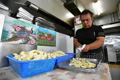 LARIS: Pisang goreng salai yang dijual di gerai Encik Aziz Junid enak dinikmati dengan kicap pedas. - Foto BM oleh LIM YAOHUI
